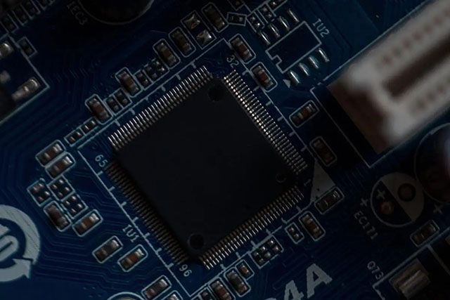 回收 Maxim 运算放大器、ADI 逻辑门和逆变器、TI 数模转换器